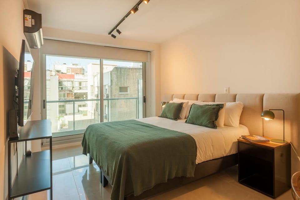 Bed, TV and multimedia, Photo of the whole room