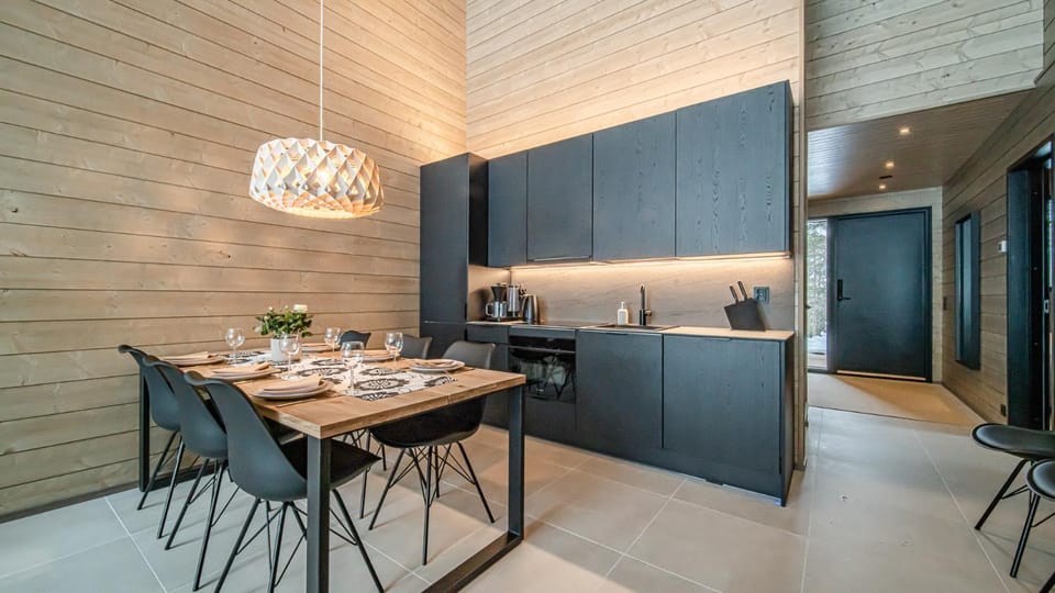Kitchen or kitchenette, Dining area
