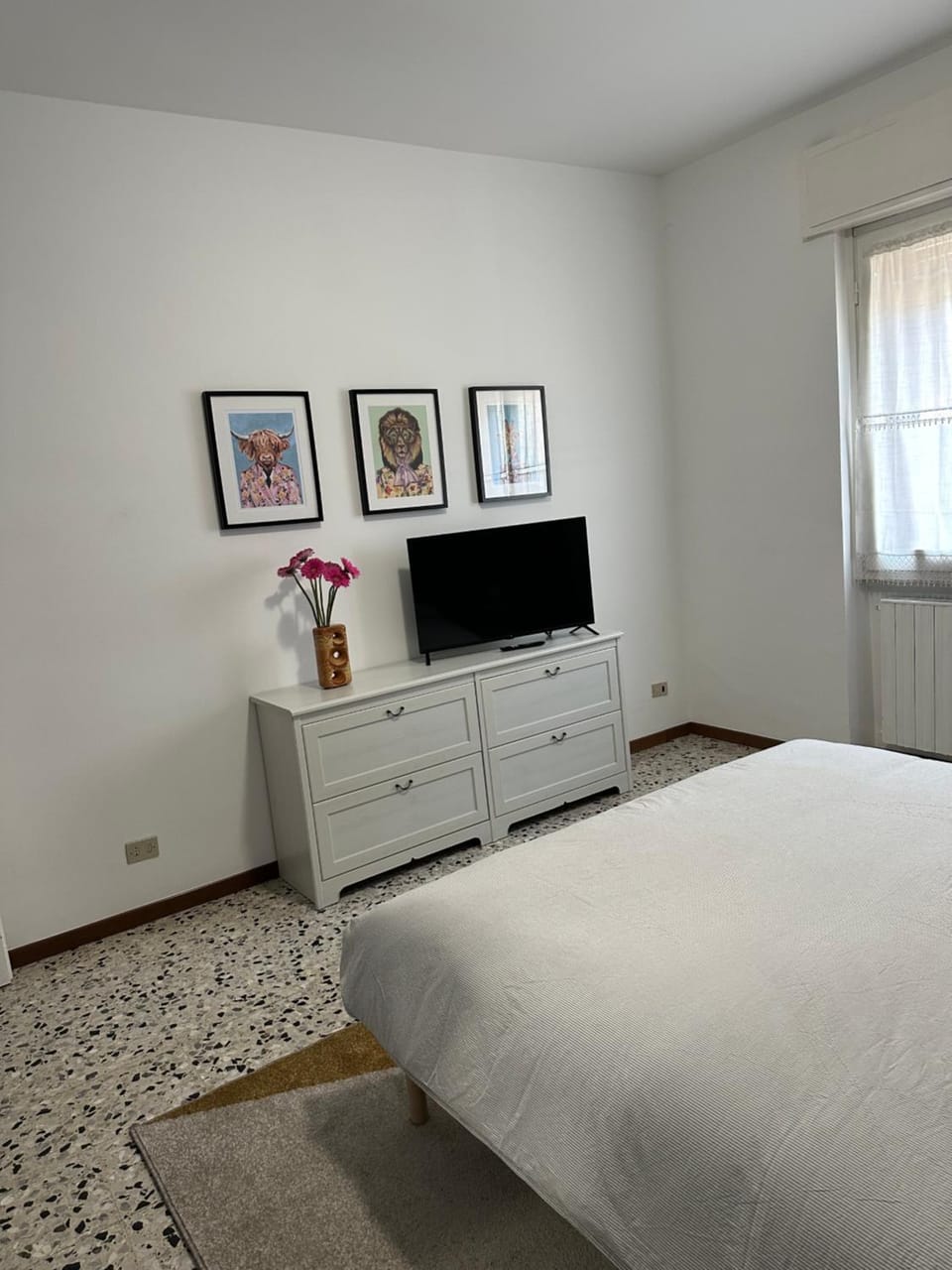 Bed, TV and multimedia, Bedroom