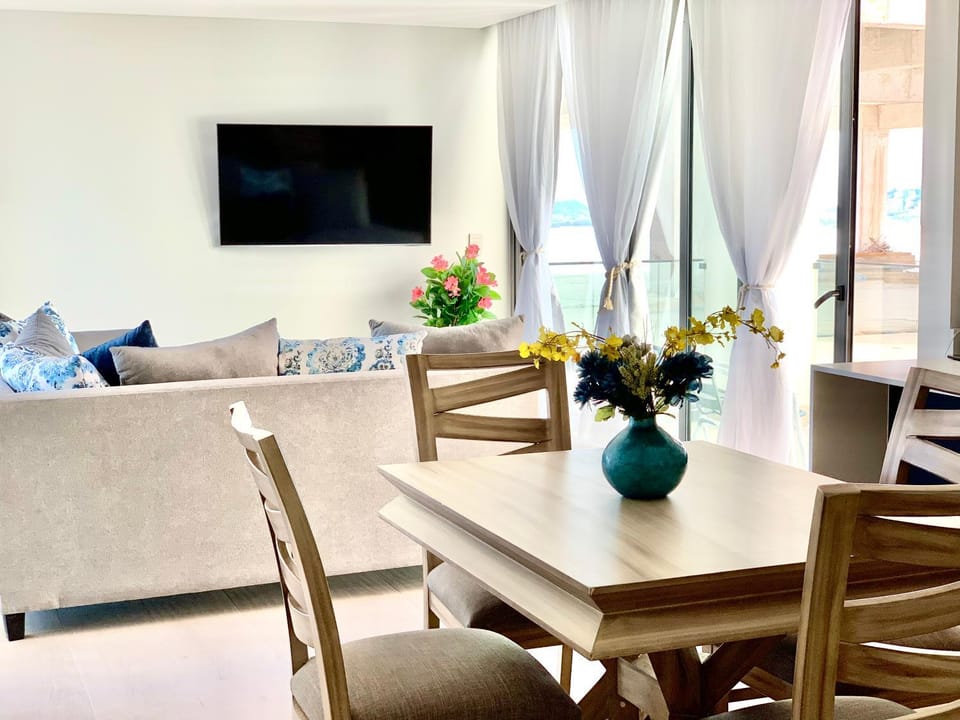 TV and multimedia, Living room, Seating area, Dining area