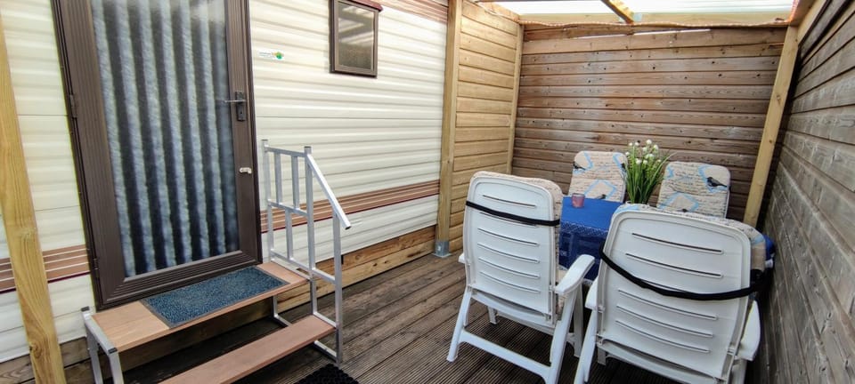 Property building, Patio, Balcony/Terrace, Seating area, Dining area