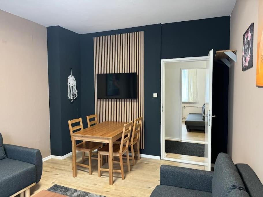 TV and multimedia, Living room, Photo of the whole room, Seating area, Dining area