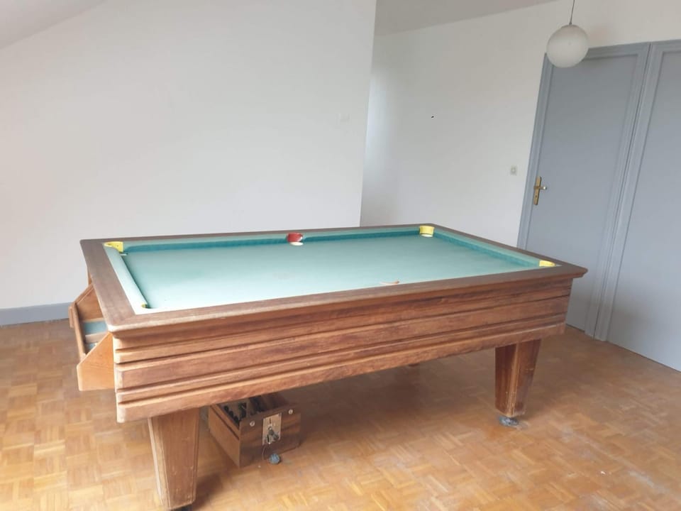 Billiard, Game Room