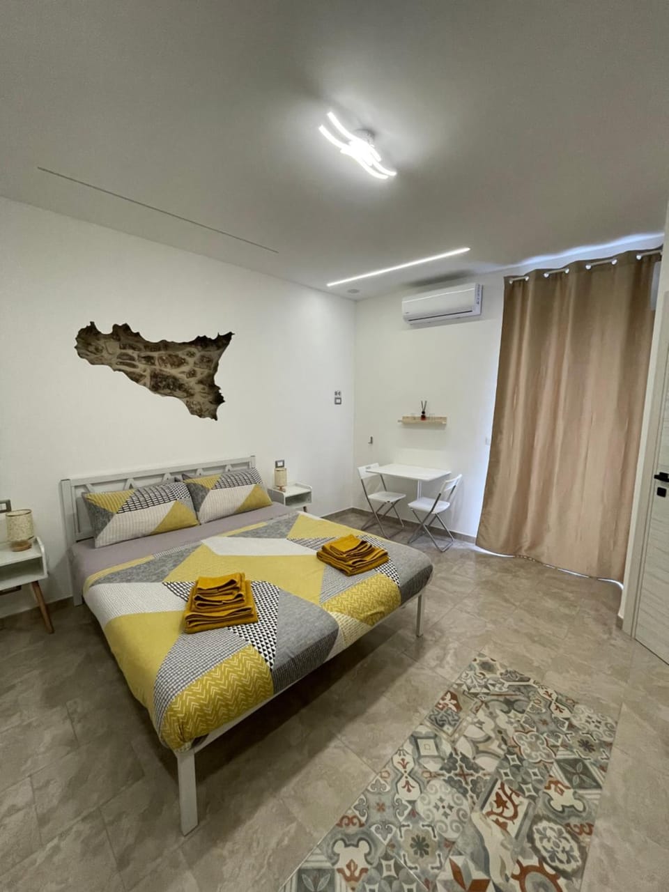 Bed, Photo of the whole room, towels