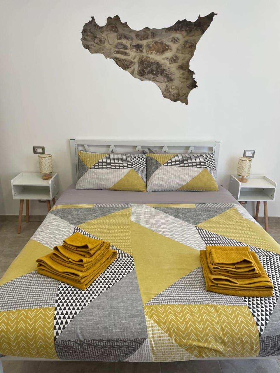 Bed, Bedroom, towels