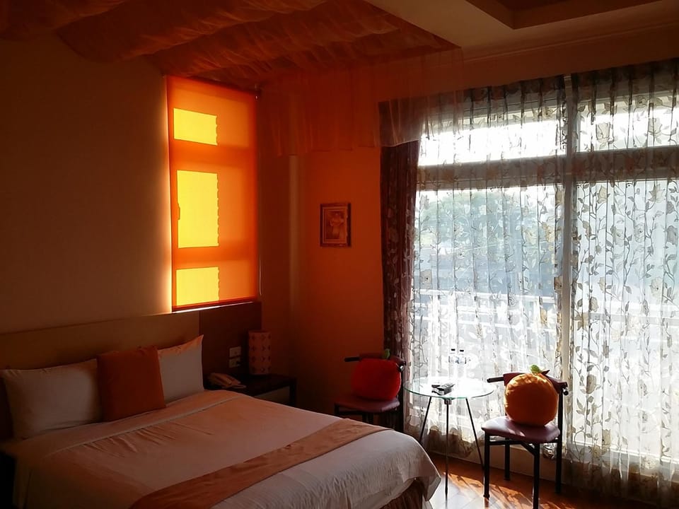Photo of the whole room, Decorative detail