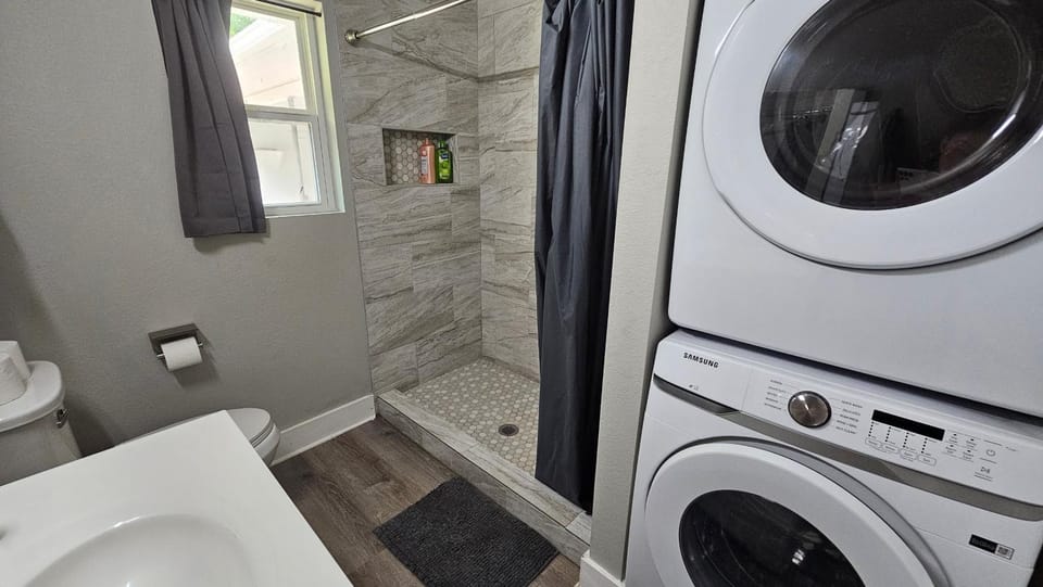 Charming 4br Bundle Near Downtown & Airport House in Austin