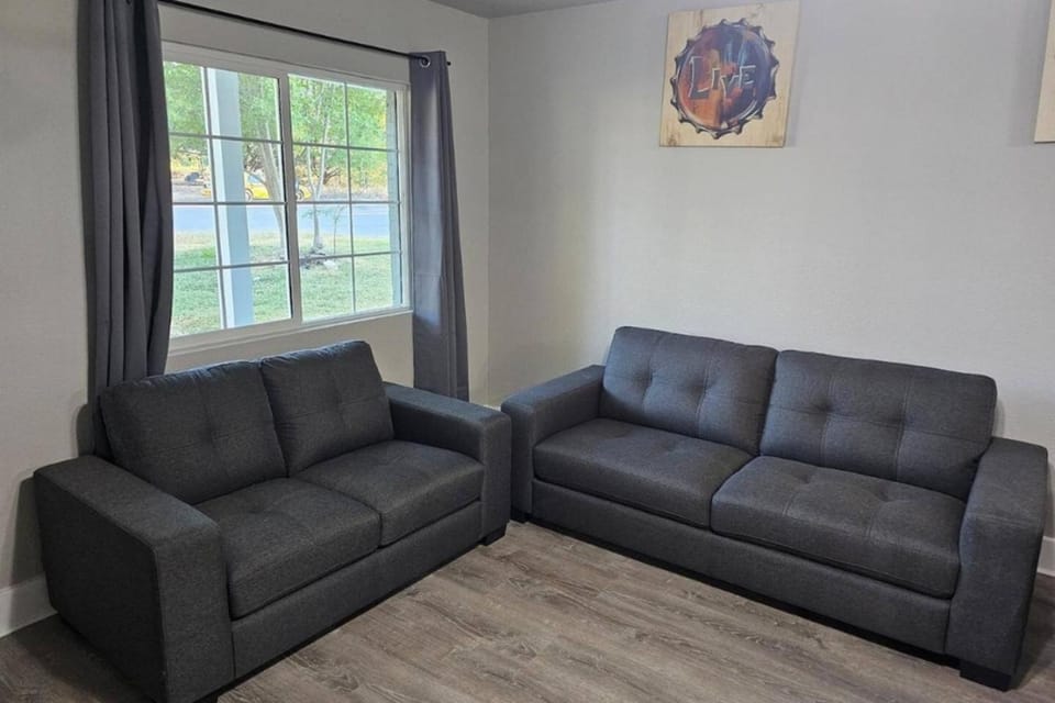 Charming 4br Bundle Near Downtown & Airport House in Austin