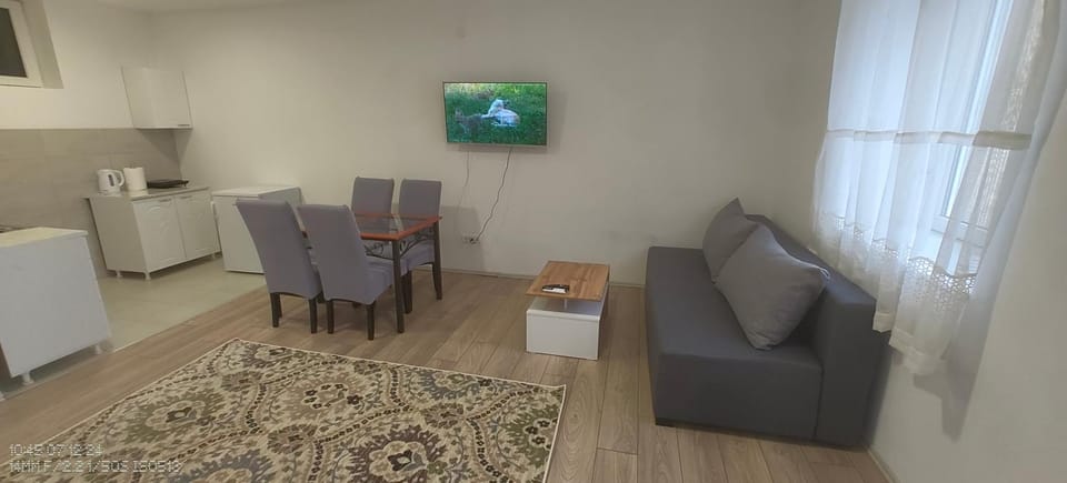 TV and multimedia, Living room, Seating area, Dining area