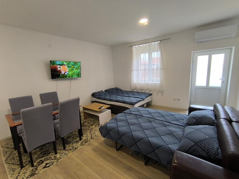 Bed, TV and multimedia, Photo of the whole room, Bedroom