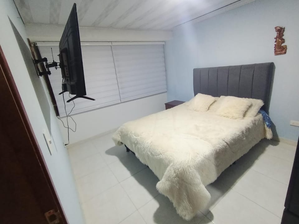 Bed, TV and multimedia, Photo of the whole room, Bedroom