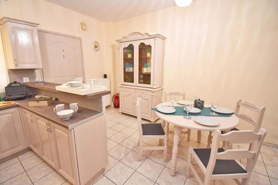 Kitchen or kitchenette, Dining area