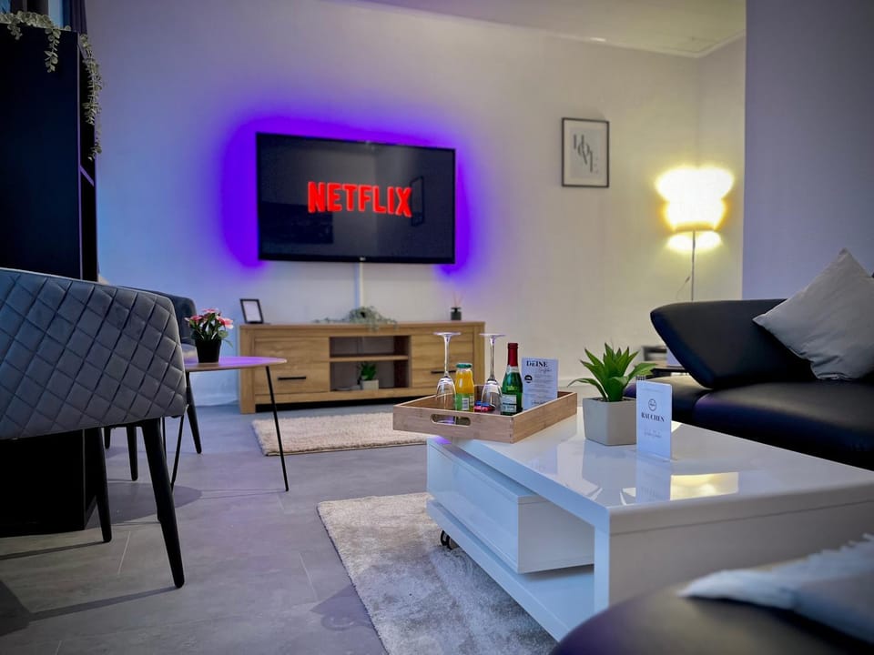 Communal lounge/ TV room, TV and multimedia, Living room, Seating area, Evening entertainment