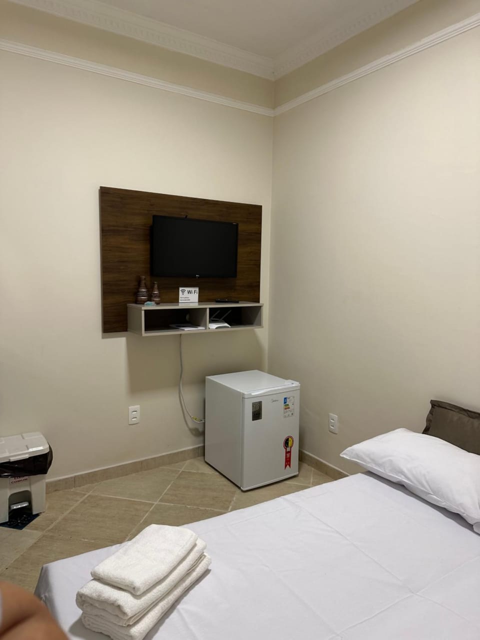 Bed, TV and multimedia, Bedroom