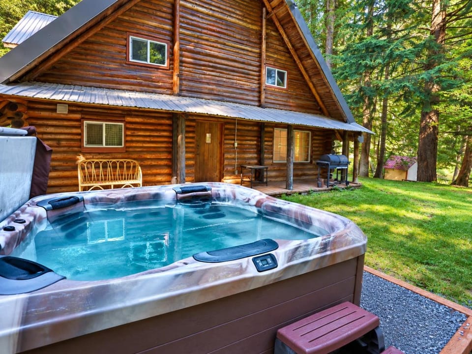 Property building, Natural landscape, Garden, Hot Tub