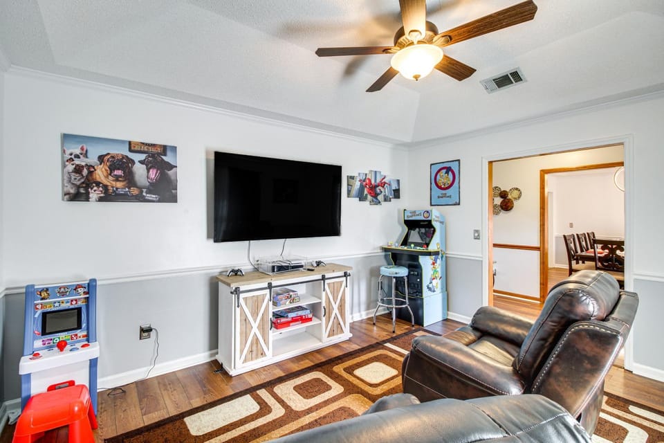 Home 2.5 Mi to Fort Stewart w/ Heated Pool House in Hinesville