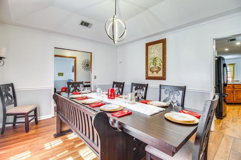 Home 2.5 Mi to Fort Stewart w/ Heated Pool House in Hinesville