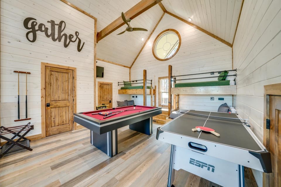 Carson Creek Cabin w/ Hot Tub & Game Loft! Cabin in Oklahoma