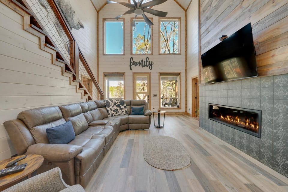 Carson Creek Cabin w/ Hot Tub & Game Loft! Cabin in Oklahoma