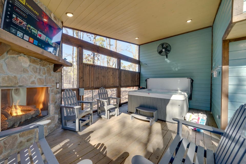 Carson Creek Cabin w/ Hot Tub & Game Loft! Cabin in Oklahoma