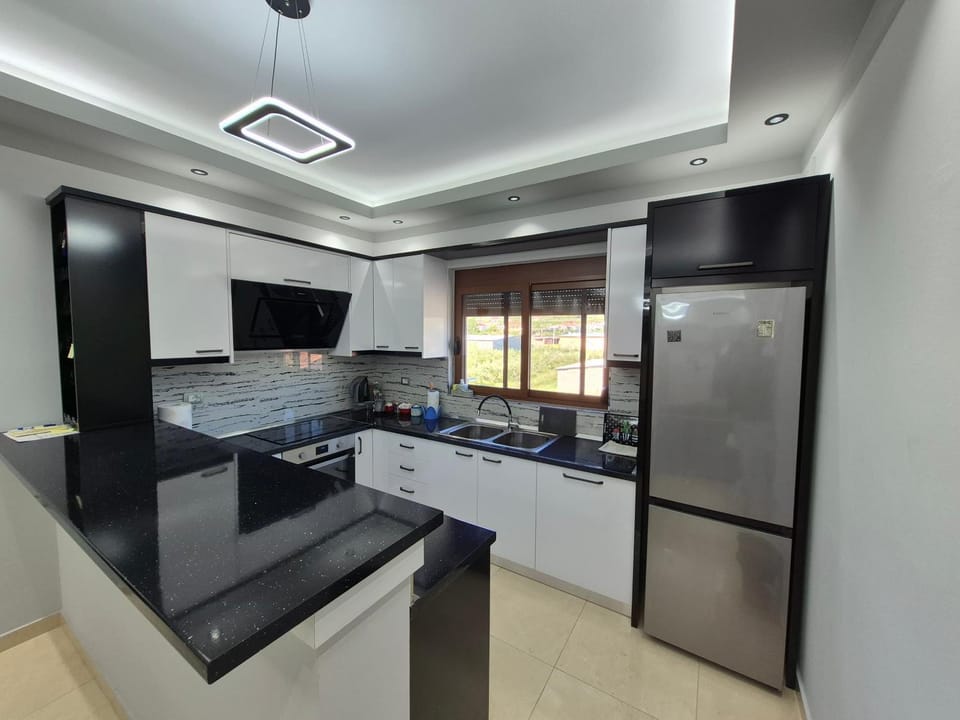 Kitchen or kitchenette, minibar, oven, stove