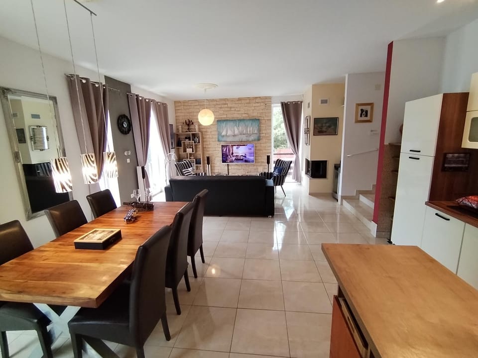 TV and multimedia, Kitchen or kitchenette, Living room, Dining area