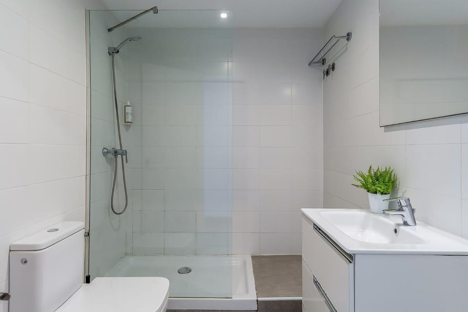 Shower, Toilet, Bathroom, towels