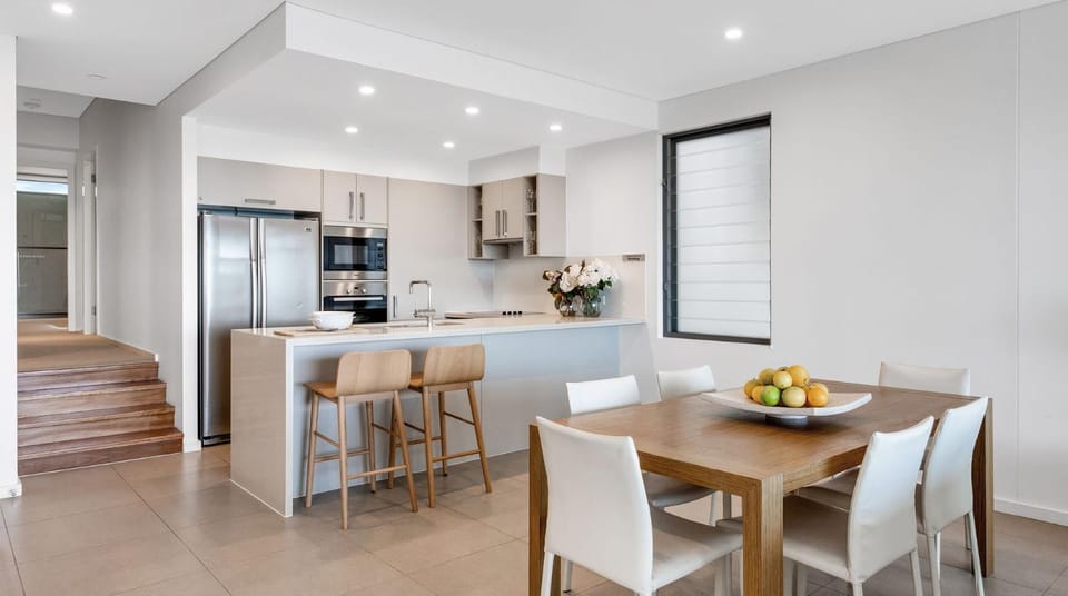 Kitchen or kitchenette, Dining area, oven, stove
