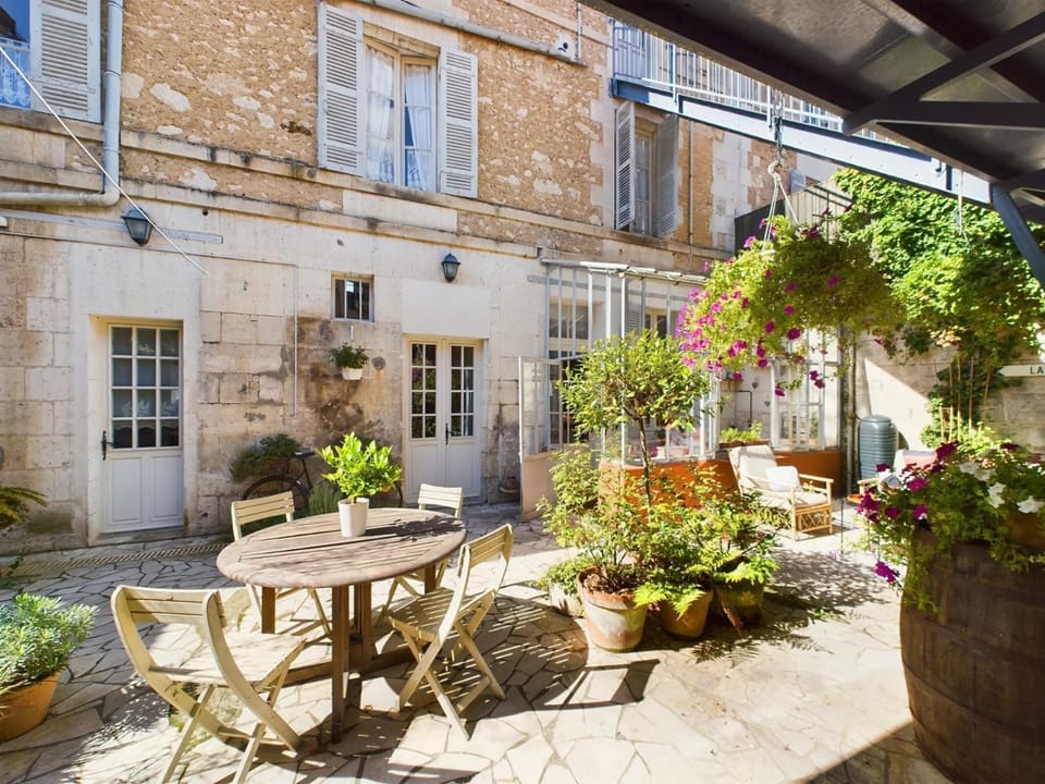 Property building, Patio, Day, Garden, Balcony/Terrace, Garden view