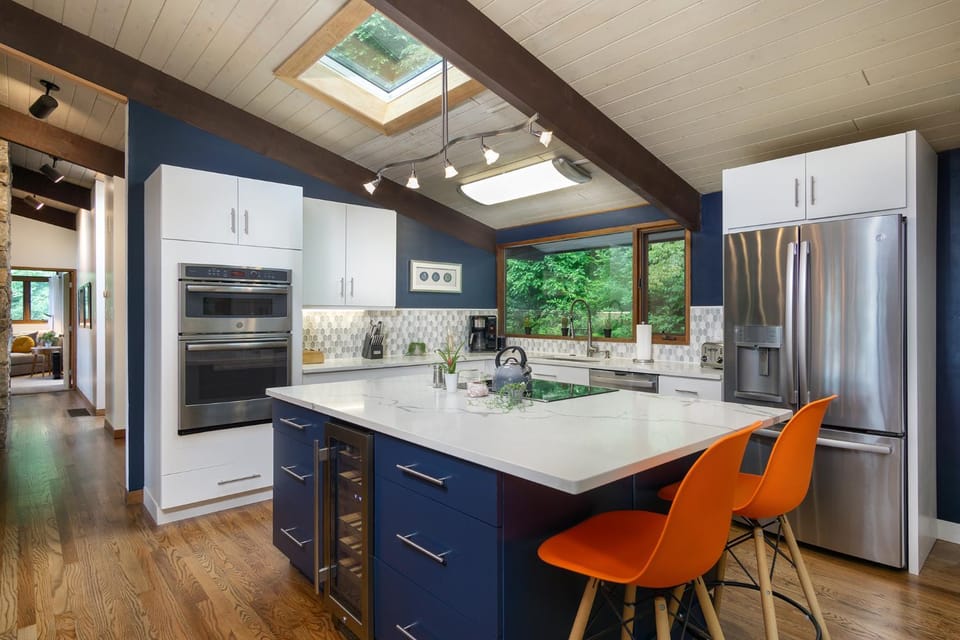 Retro Metro Deck House MCM Gem with Hot Tub & Spectacular Views! House in Buncombe County