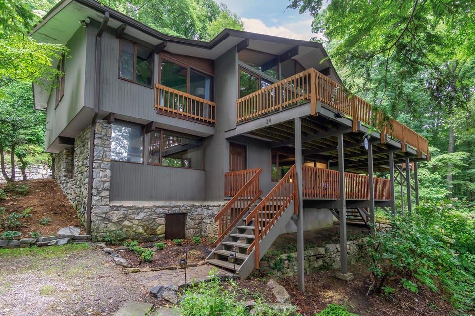 Retro Metro Deck House MCM Gem with Hot Tub & Spectacular Views! House in Buncombe County