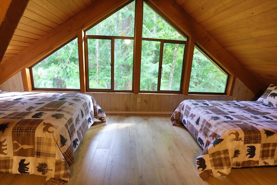 Chalet at Rainier Lodge (0.4 miles from the entrance) Campground/ 
RV Resort in Washington