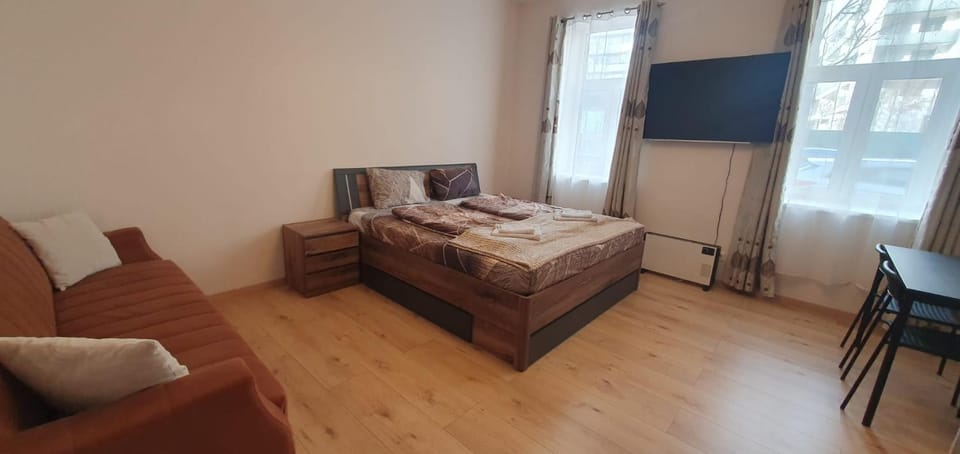 Bed, TV and multimedia, Seating area, Bedroom, towels