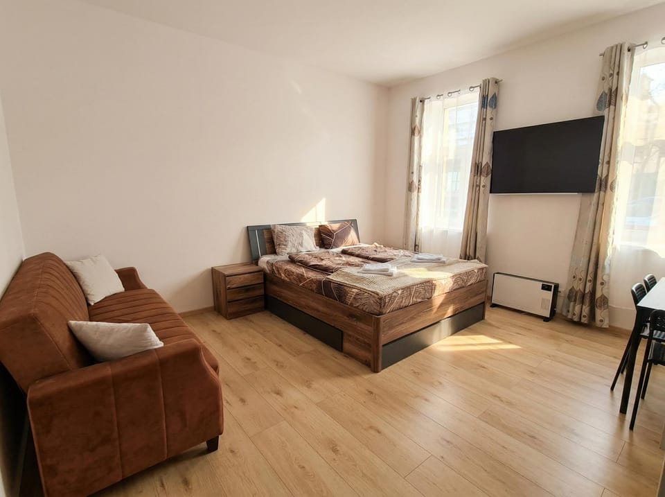 Bed, TV and multimedia, Seating area, Bedroom