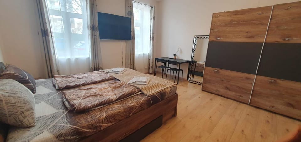 Bed, TV and multimedia, Seating area, Bedroom, wardrobe