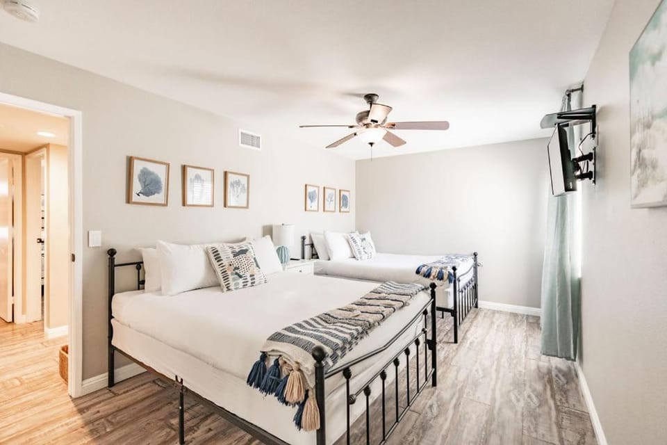 Surfside Charmer One Block to Beach House in Pacific Beach