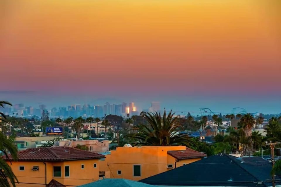 Surfside Charmer One Block to Beach House in Pacific Beach