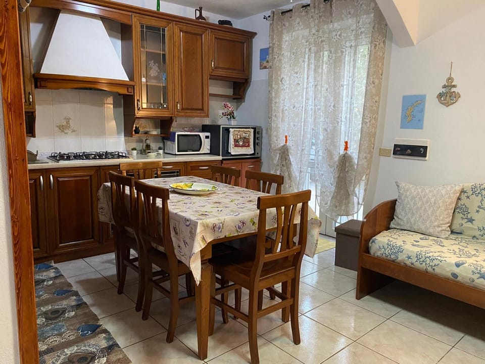 Kitchen or kitchenette, Dining area, oven, pet friendly, stove