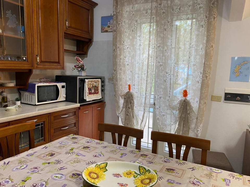 Kitchen or kitchenette, Dining area, oven, pet friendly, stove