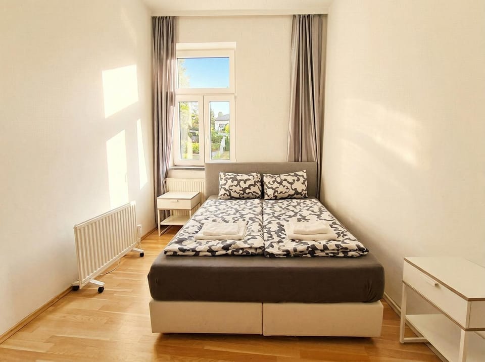 Bed, Seating area, Bedroom
