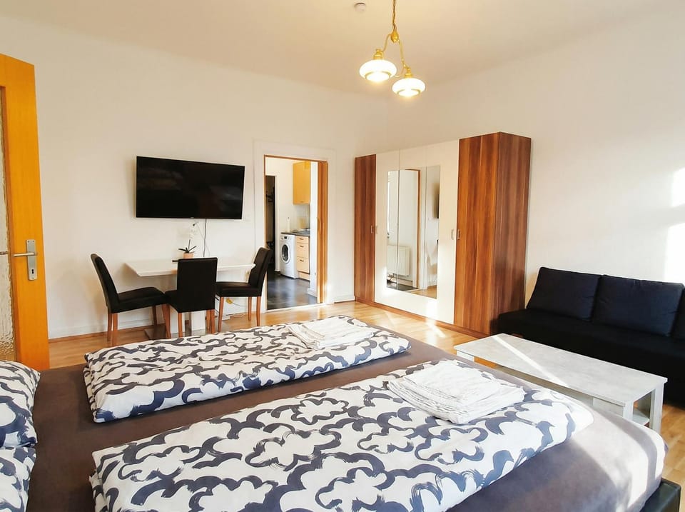 Bed, TV and multimedia, Seating area, Dining area, Bedroom, wardrobe