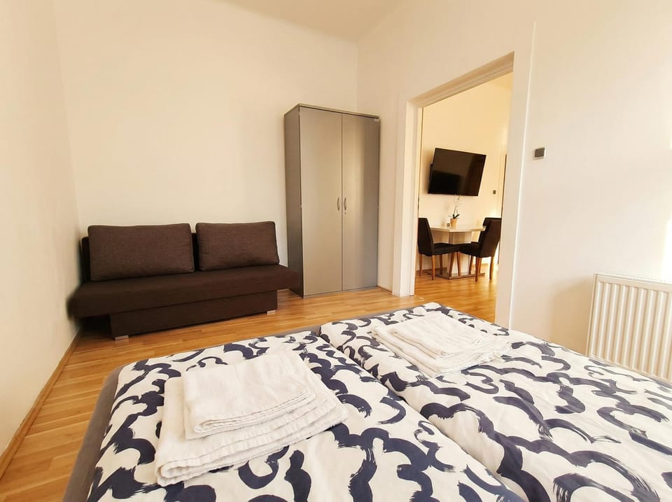 Bed, TV and multimedia, Seating area, Bedroom, wardrobe
