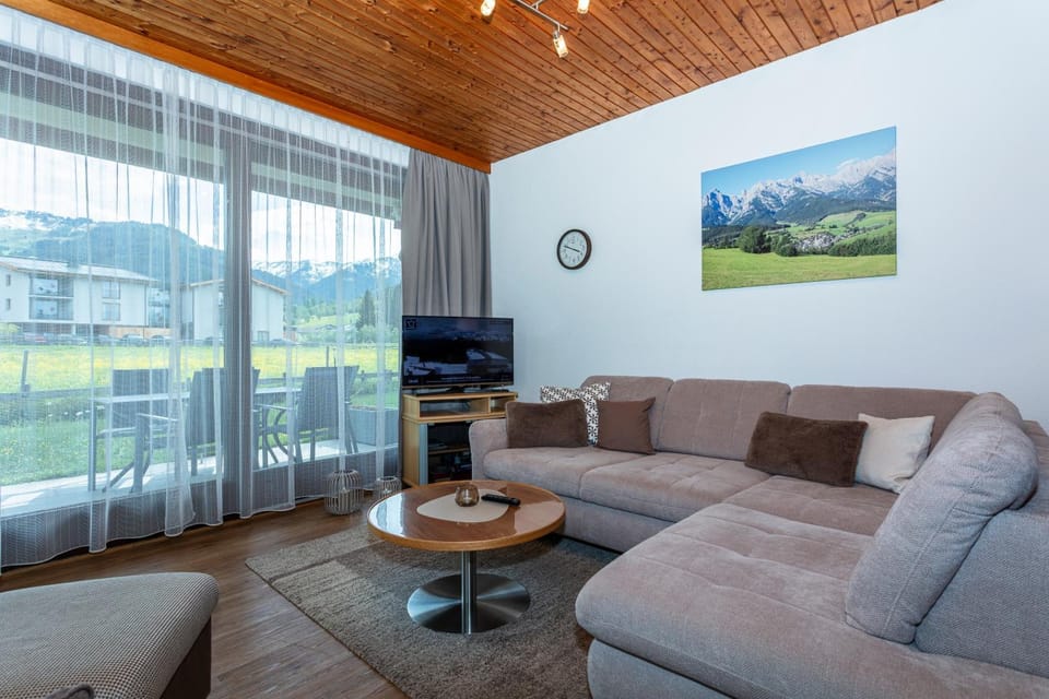 Communal lounge/ TV room, TV and multimedia, Living room, Mountain view