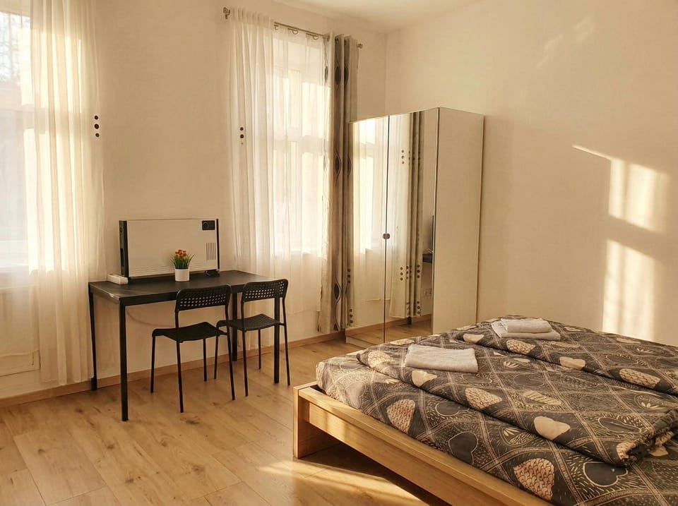 Bed, Dining area, Bedroom, wardrobe