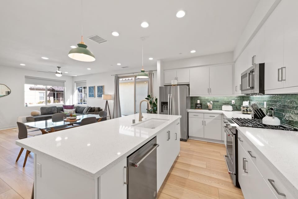 Kitchen or kitchenette, dishwasher, minibar, stove