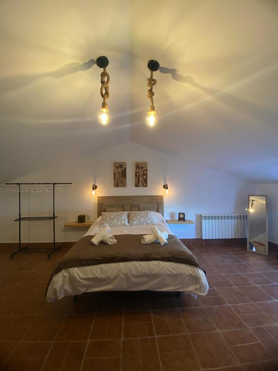 Bed, TV and multimedia, Photo of the whole room, Bedroom, fireplace, wardrobe