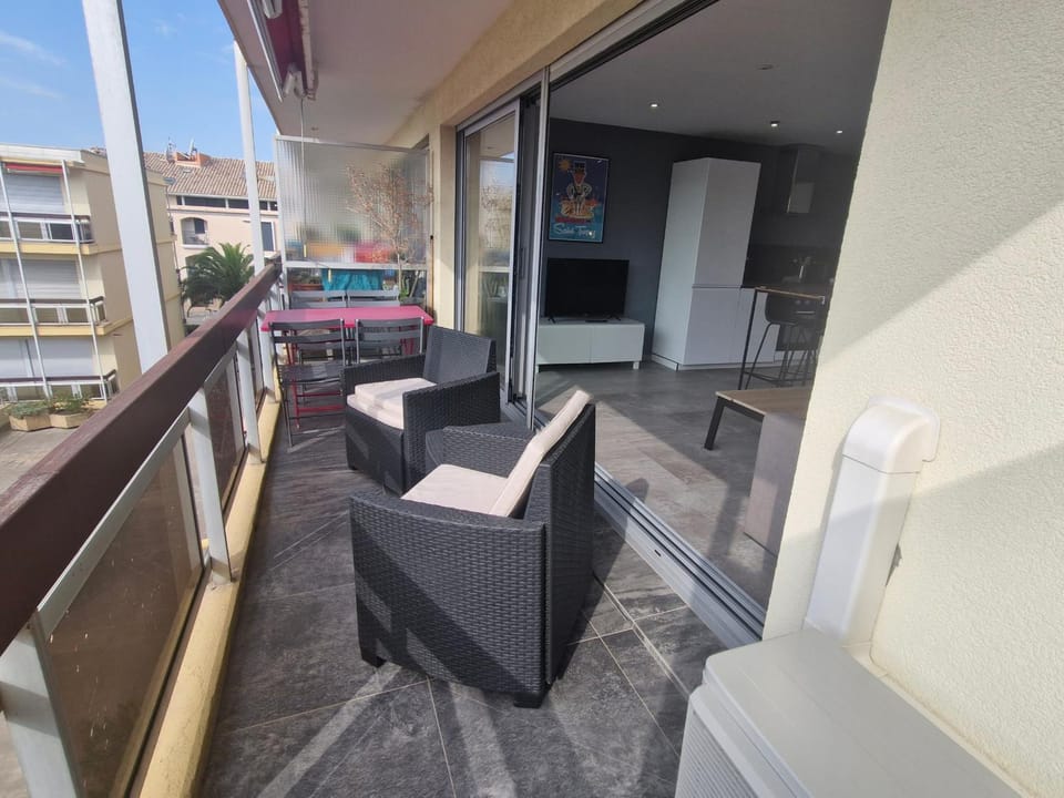 Appartement climatisé 2 pièces avec vue mer, centre-ville Sainte-Maxime, animaux acceptés Apartment in Sainte-Maxime