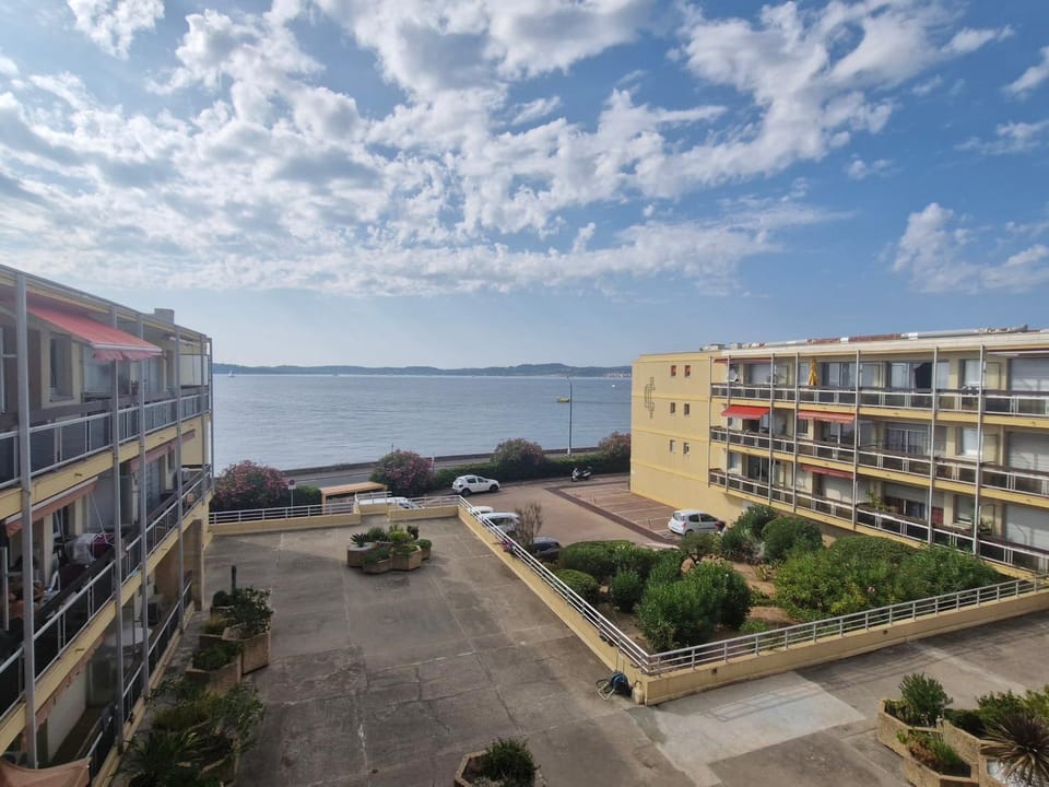 Appartement climatisé 2 pièces avec vue mer, centre-ville Sainte-Maxime, animaux acceptés Apartment in Sainte-Maxime