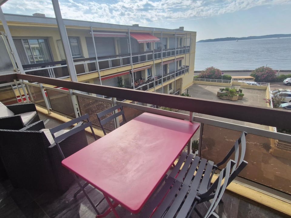 Appartement climatisé 2 pièces avec vue mer, centre-ville Sainte-Maxime, animaux acceptés Apartment in Sainte-Maxime
