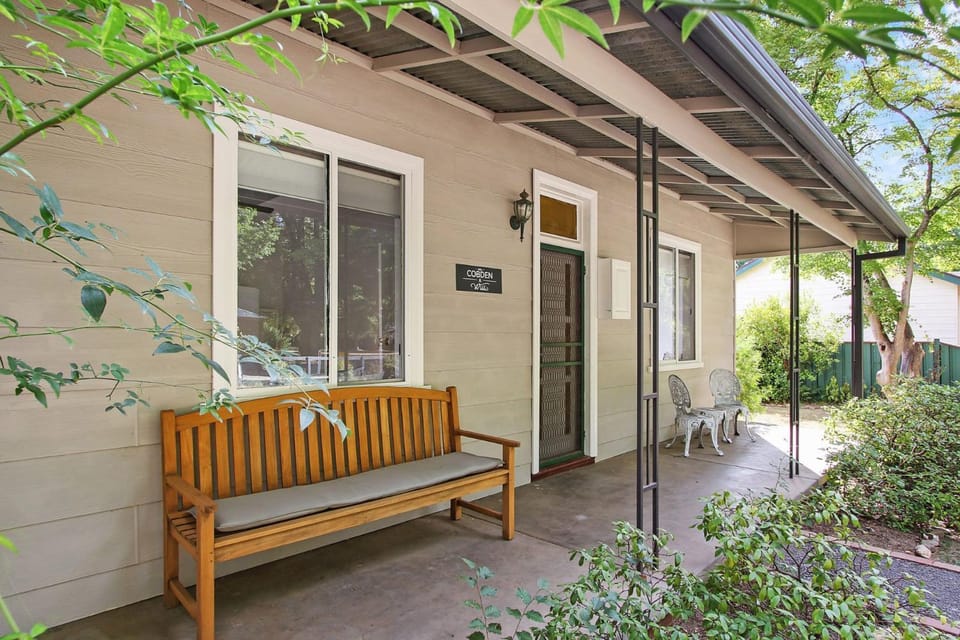 Cobden & Wills & Studio House in Porepunkah